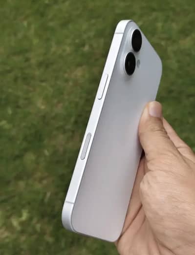 Apple iPhone 16 100% health waterpack
