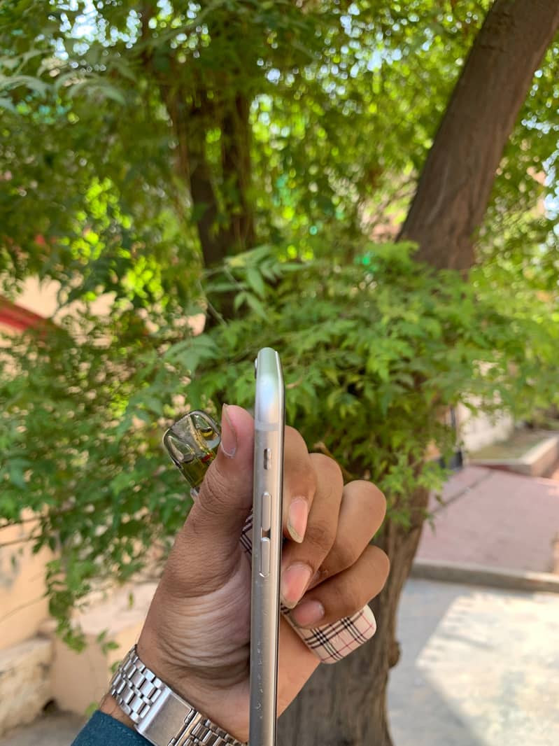 Apple iPhone 6S 3