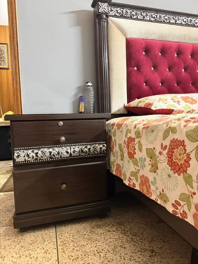 New condion bed and dressing