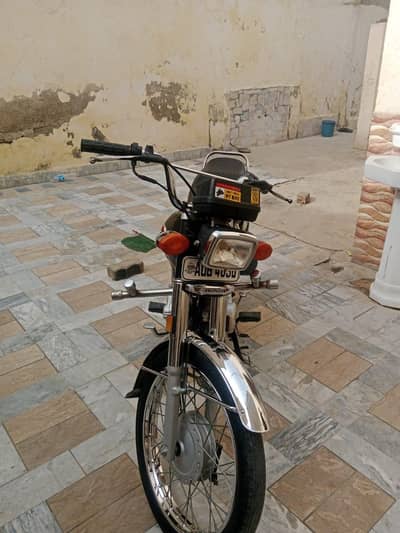 Honda hona 125  – One Hand Use – Genuine Condition
