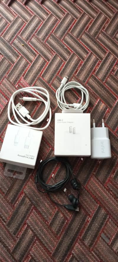 2 adopters 3 cables 1 type c port handfree all assesreis ok
