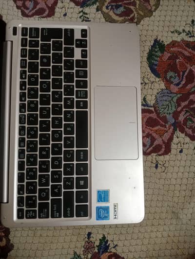 Urgent sale asua laptop window 10 with charger  condition 10 by 10
