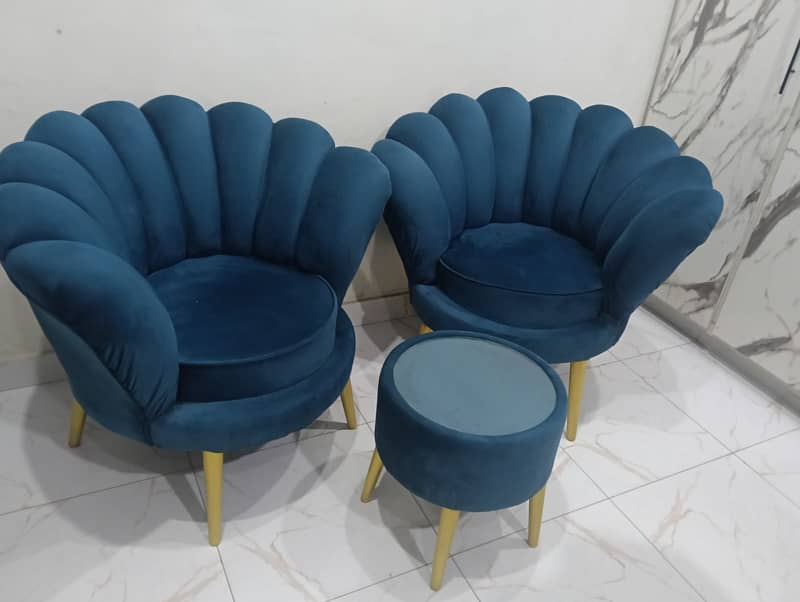 Chairs with coffee table 1