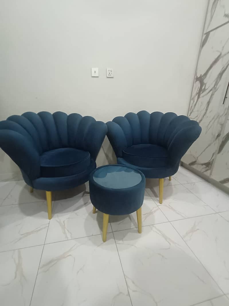 Chairs with coffee table 4