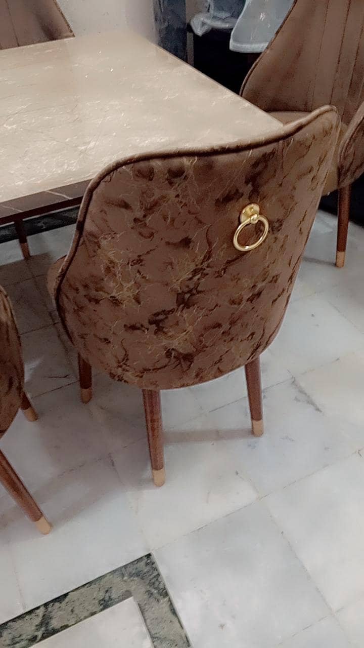 Dining table 0