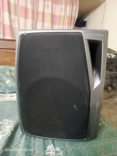 aiwa company single speaker and dual bassar