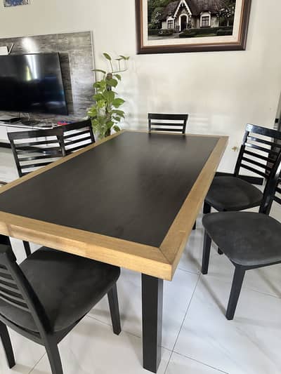 Six Seater Dining Table in Excellent Condition