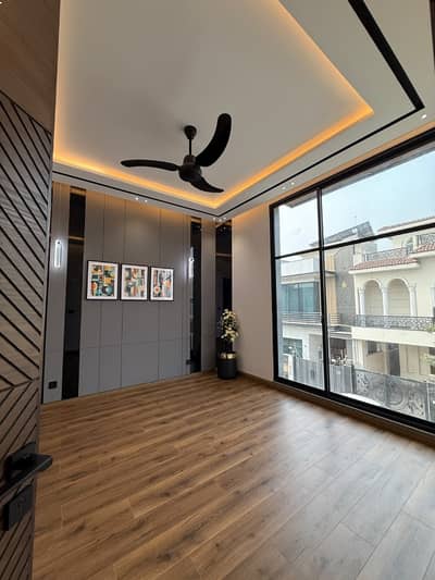 5 MARLA ELEGANT & SEMI FURNISHED SUPER HOT LOCATED BUNGALOW IS AVAILABLE IN DHA, LAHORE.