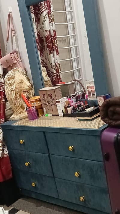 dressing table with six drawer
