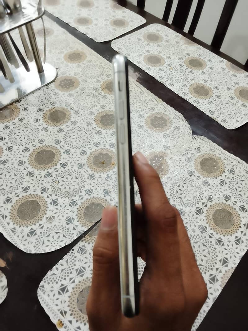 iPhone X 6