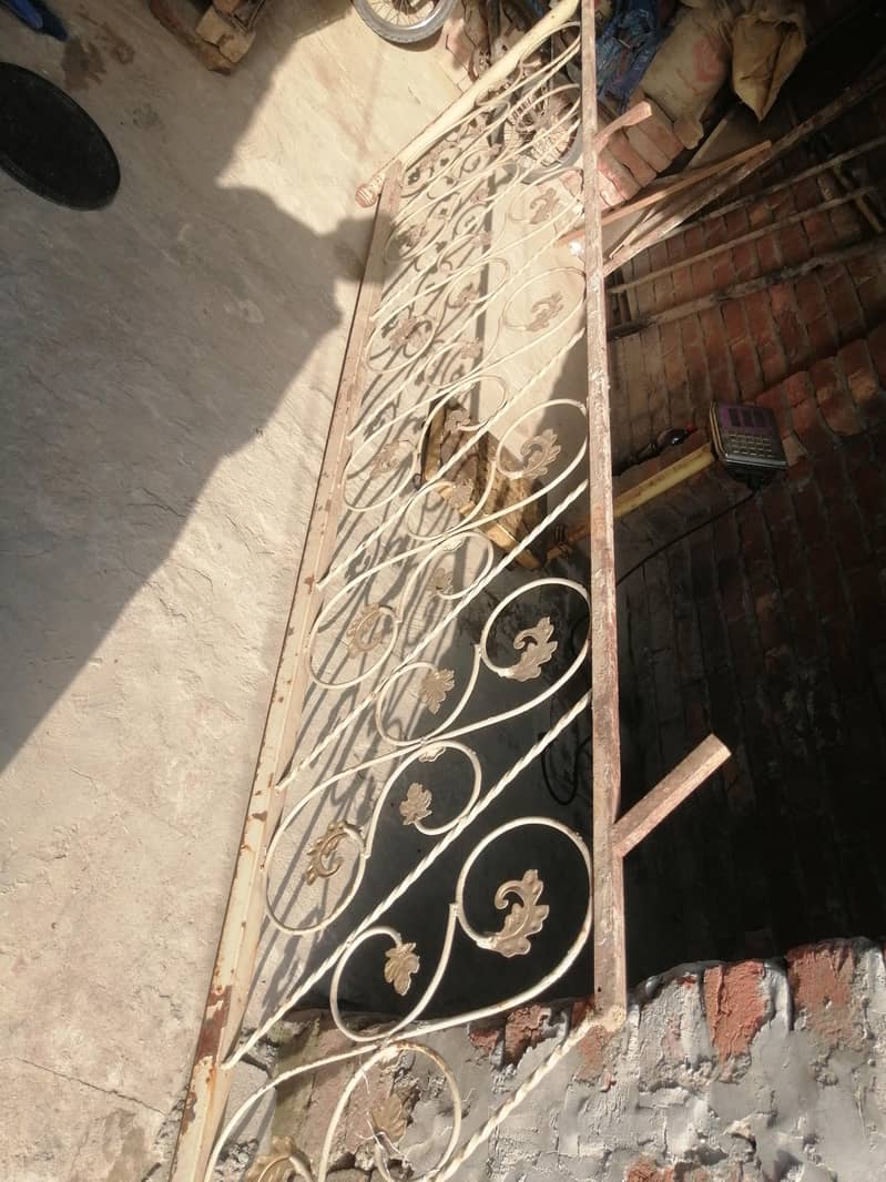 سیڑھیوں کی تین گریلے 1