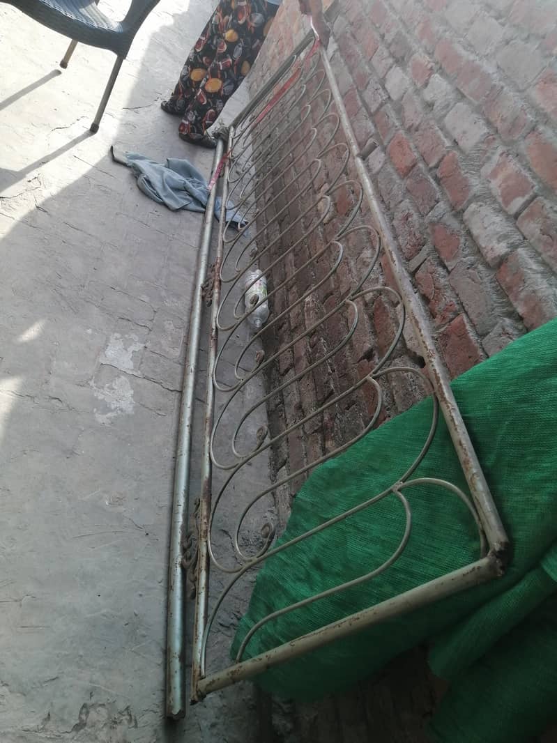 سیڑھیوں کی تین گریلے 2