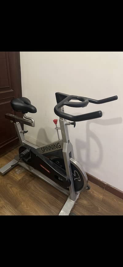 Spinning exercise cycle