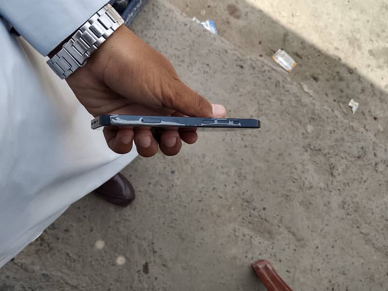 Apple iPhone 13 2