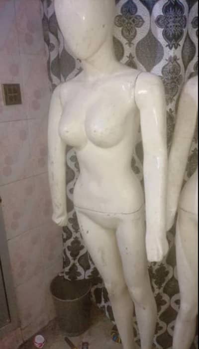 Mannequin (Arms Missing)