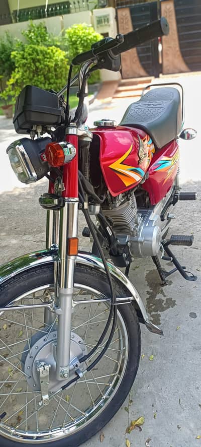 HONDA 125 RED COLOR BRAND NEW JO LE GA USKY HI NAAM HOGA FISRT OWNER