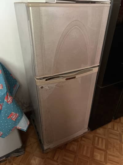 Dawlance Medium Size Refrigerator | Efficient Cooling