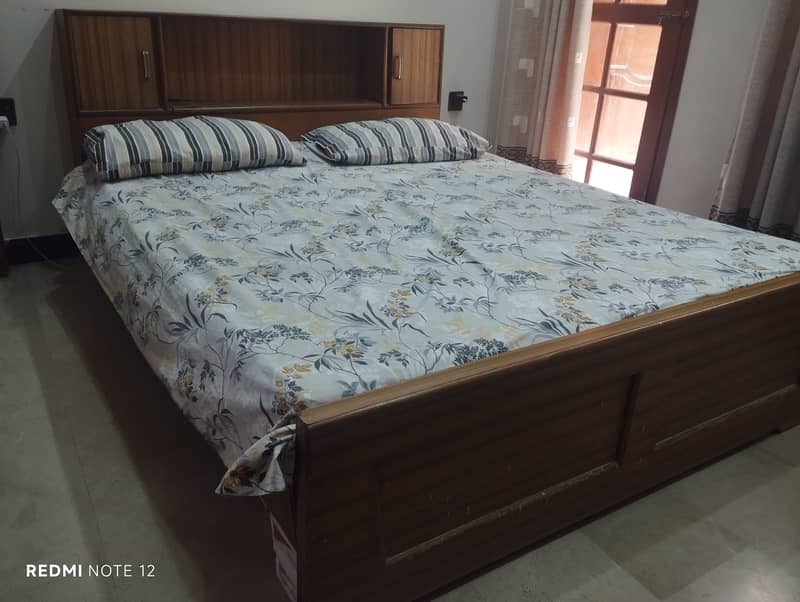 Bed & Wardrobe 0