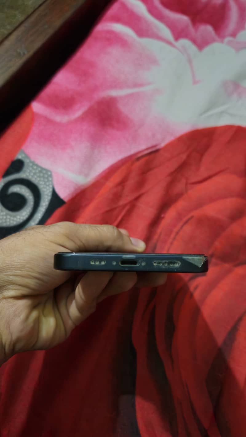 Apple iPhone 12 4