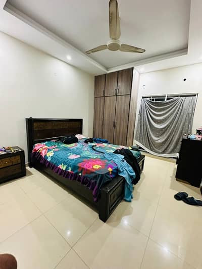1 KANAL SINGLE STOREY HOUSE AVAILABLE FOR SMALL FAMILY & 3 MONTHS SECURITY, 2 MONTHS ADVANCE & 1 MONTH COMMISSION