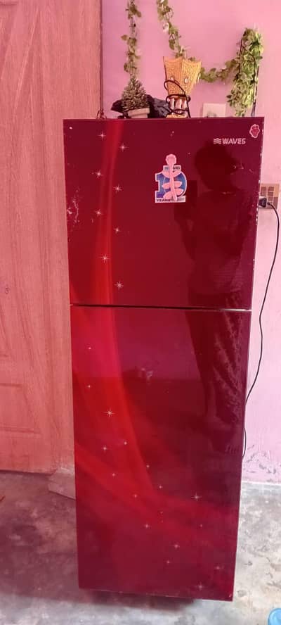 Waves fridge all ok hai glass Thora SA front sey catkawa hai baqi