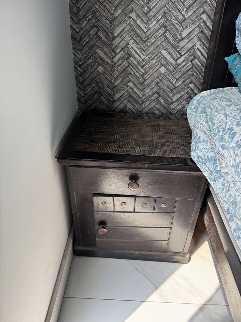 Double bed with 2 side table & dressing table 1