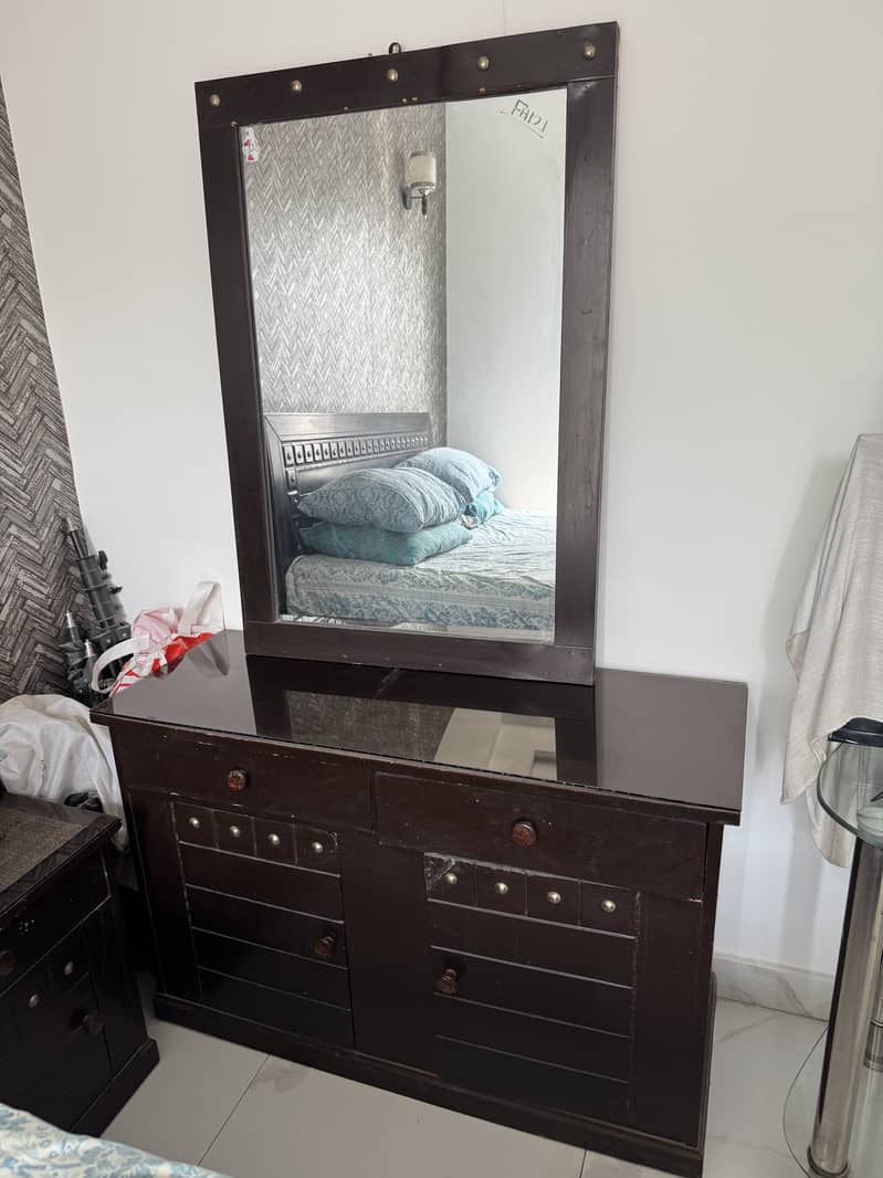 Double bed with 2 side table & dressing table 3