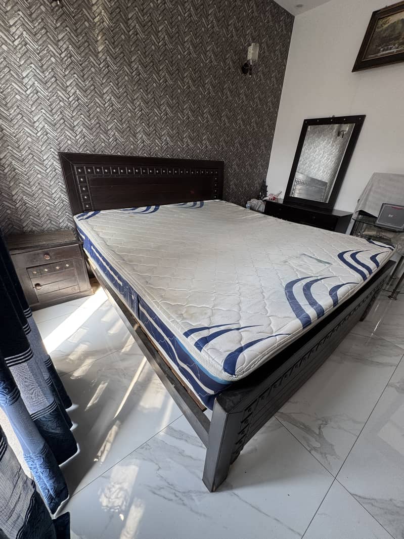 Double bed with 2 side table & dressing table 4