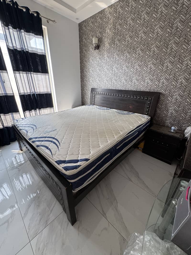 Double bed with 2 side table & dressing table 5