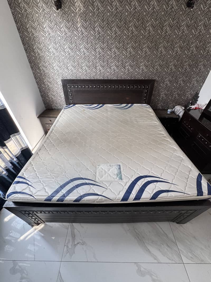 Double bed with 2 side table & dressing table 6