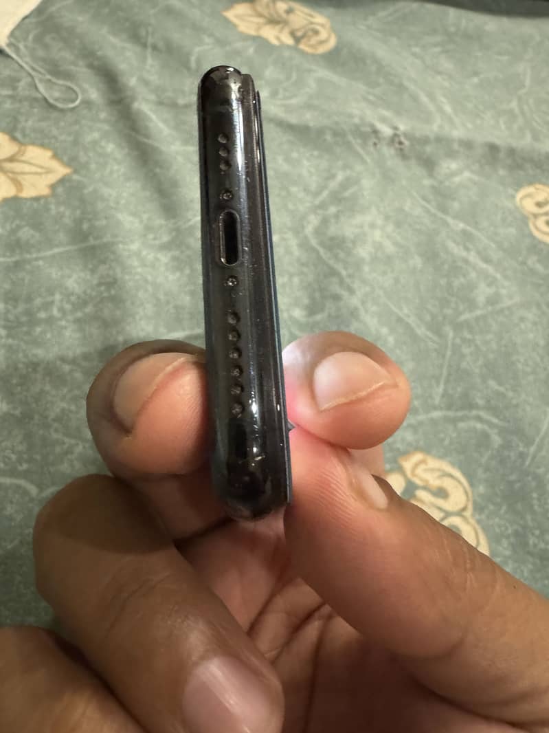 Apple iPhone 11 Pro 4