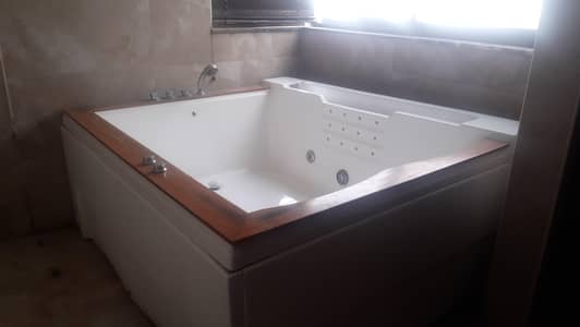 Bath Tub/jacoozi for sale . 6,6 feet long and 5,3 feet wide