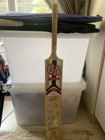 Peshawar zalmi team signed bat