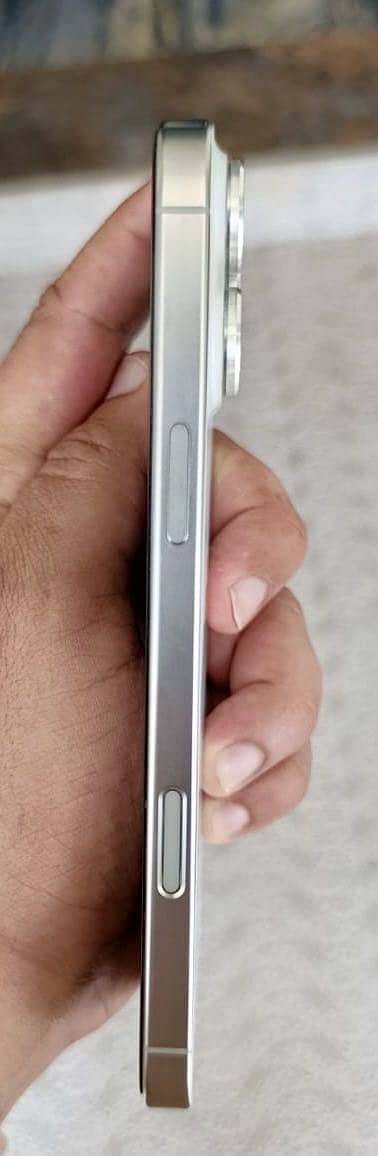iPhone 16 Pro Max 2