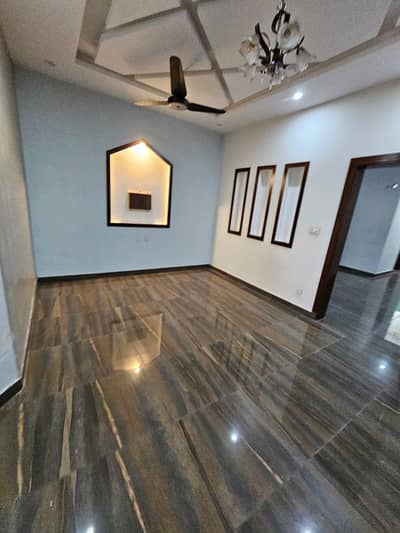 8marla upper portion available for rent location E11-