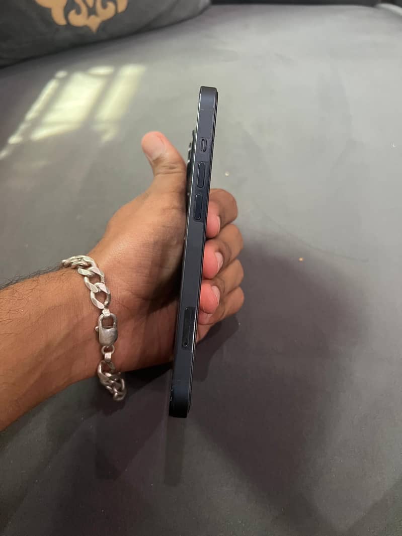 Apple iPhone 13 5