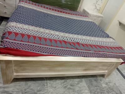 Elegant Bed Set available in excellent condition.