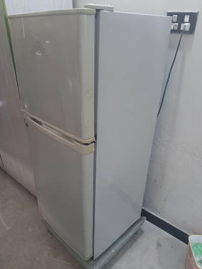 dawlance medium fridge