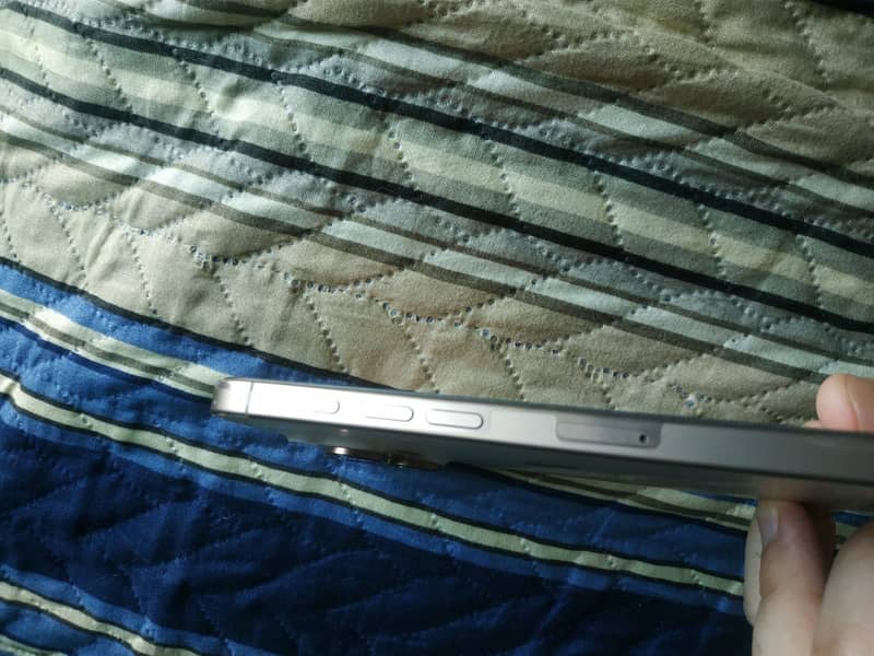 Apple iPhone 16 Pro 1