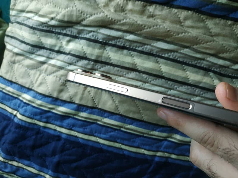 Apple iPhone 16 Pro 2