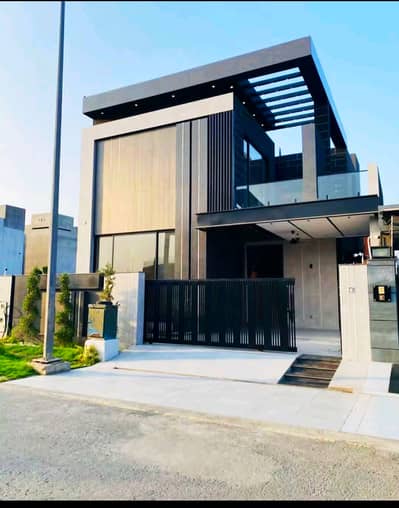 10 MARLA HOUSE NEAREST TO COMMERCIAL AREA WITH SOLID CONSTRUCTION AVAILABLE FOR SALE IN BAHRIA TOWN