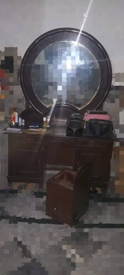 showcase with round shape mirror