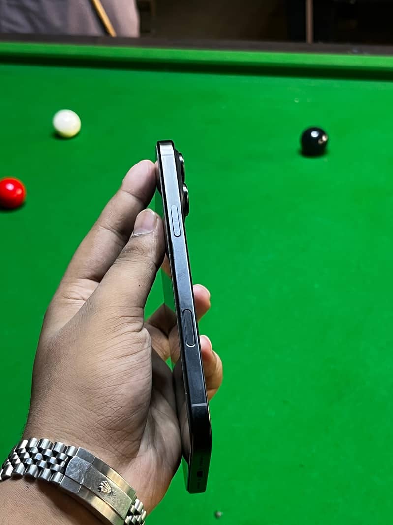 Apple iPhone 16 Pro Max 1