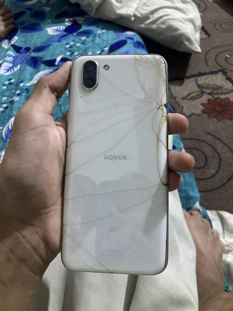 Sharp Aquos R2 4