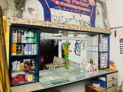 Salon Storage Setup / Beauty Parlour Workstation for Sale