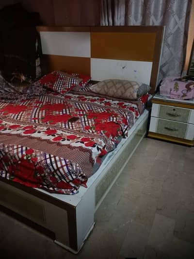bed almari dressing  plus wall mirror or  showcase 2 sal Purana ha