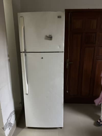 Refrigerator with turbo cooling fans