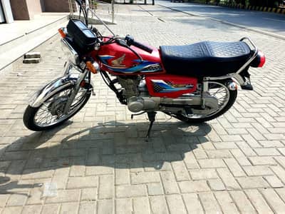 Honda 125 bike very neat and clean