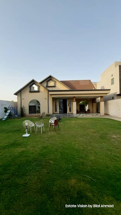 0321 86 10 688 Beautiful 25 Marla single story houes 3bedroom 1store 2kitchen big Tv Lounge with big grossy lawn 4 garage