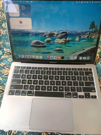 MacBook Air (M1, 2020) with 8GB RAM and 256GB